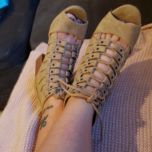 Heels - Picture 8 of 10